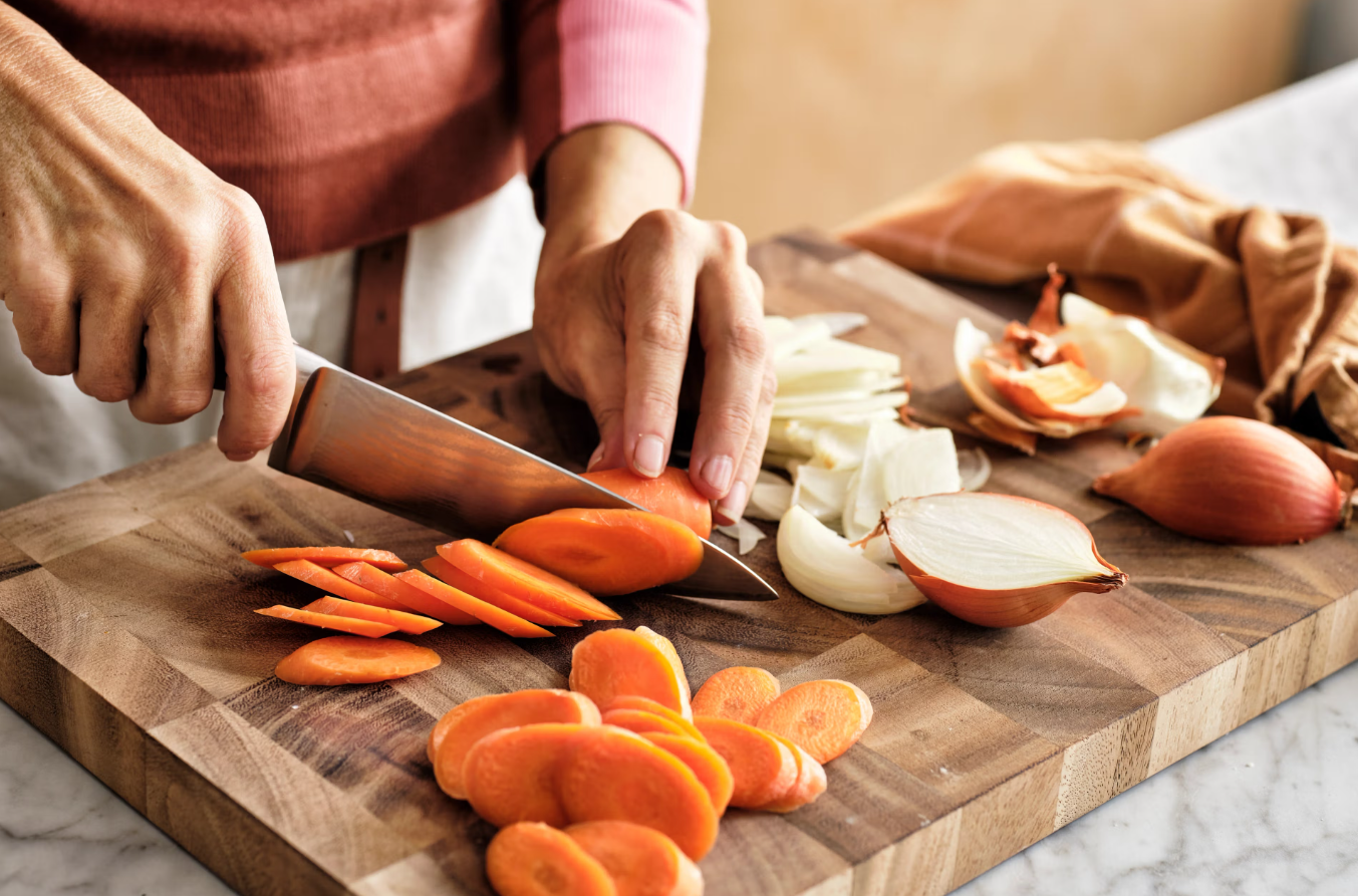 Ingredientes naturales: zanahoria y otros ingredientes de cocina